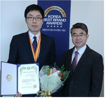 ▲문광옥 대표와 한국베스트브랜드협회 이윤태 이사장(왼쪽부터)
