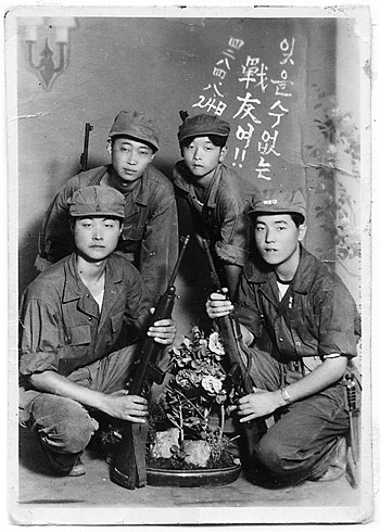1951년 8월 24일 해병 6기에 자원입대 후 첫 휴가 나와 고향 인천에서 찍은 기념사진. 뒷줄 왼쪽부터 오른쪽으로 장인석, 이윤우. 앞줄 왼쪽부터 오른쪽으로 손홍근, 김영배.