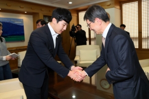 ‘윤창호법’ 시행… 친구들 법원행정처장 면담