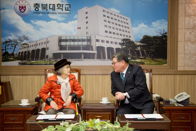 신언임여사가 26일 충북대 김수갑 총장에게 장학금 8억원을 내놓겠다는 뜻을 전하고 있다.