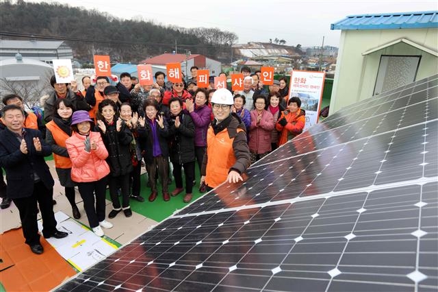 지난 13일 충북 음성군 봉곡2리 마을회관에서 진행된 해피선샤인 캠페인 설비 준공식에서 한화그룹 관계자들과 주민들이 기념 촬영을 하고 있다.  한화그룹 제공