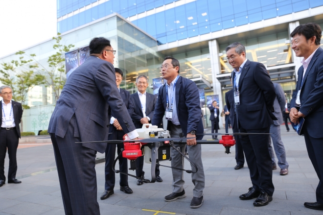 ‘T-Fair 2018’에 참여한 구자열(가운데) LS그룹 회장과 구자균(오른쪽에서 두번째) LS산전 회장.