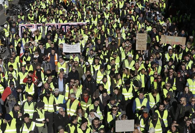 8일(현지시간) 프랑스 남부 마르세유에서 ‘노란 조끼’를 입은 시위대가 행진하고 있다. AP 연합뉴스