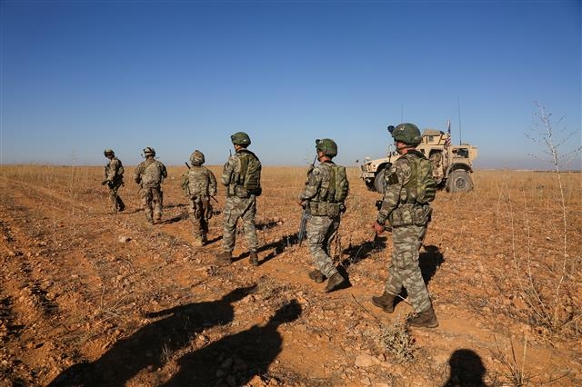시리아 영내서 합동 순찰하는 미-터키군. 로이터 연합뉴스