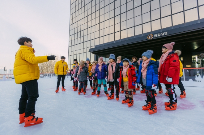 서울 여의도 63빌딩 1층 옥외주차장에 설치된 아이스링크에서 어린이들이 27일 스케이트를 배우고 있다. 2018.12.28. 한화생명 제공       