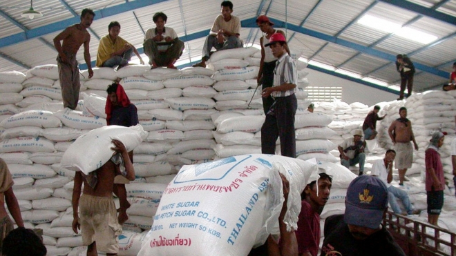 인도네시아 자바섬 세마랑시의 한 대형 창고 직원들이 가득 쌓여있는 수입 설탕 포대들을 옮기고 있다. AFP