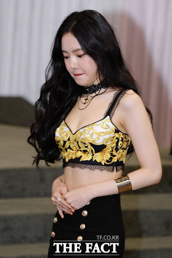 걸그룹 에이핑크의 손나은이 28일 오후 서울 영등포구 여의도동 KBS 신관에서 열린 ‘2018 KBS 가요대축제’ 포토월 행사에 참석해 포토타임을 마친 뒤 퇴장하고 있다. 사진=THE FACT