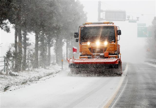 제주 폭설에 제설작업 한창