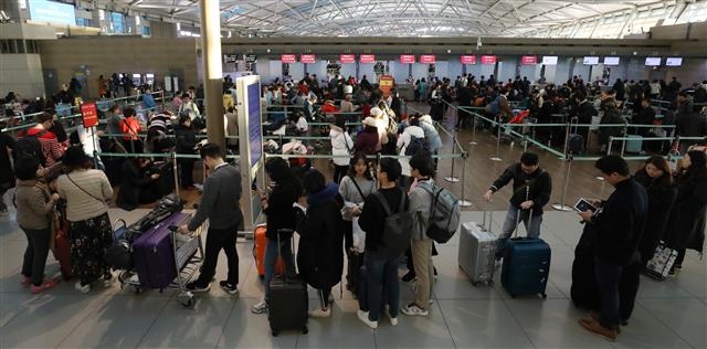 30일 오전 인천국제공항 출국장이 연말·연시를 해외에서 보내려는 출국인파로 붐비고 있다. 2018.12.30 뉴스1