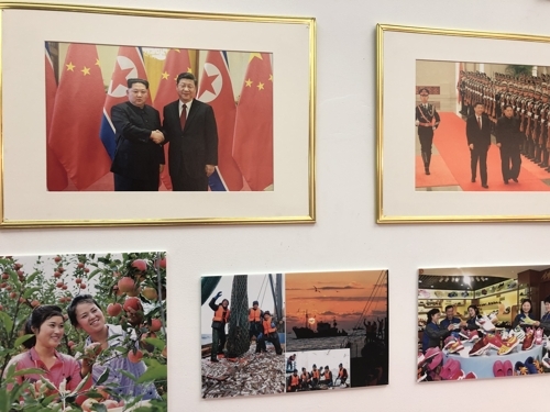 중국 베이징의 북한 미술관에서 열린 김정은 최고사령관 추대 7주년 사진전. 출처:연합뉴스