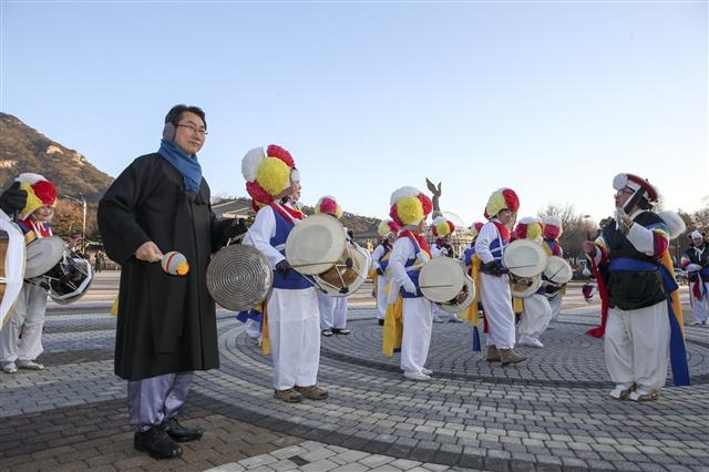 김영종(왼쪽) 종로구청장이 지난해 해맞이 축제에서 꽹과리를 치며 공연에 참여하고 있다.  종로구 제공