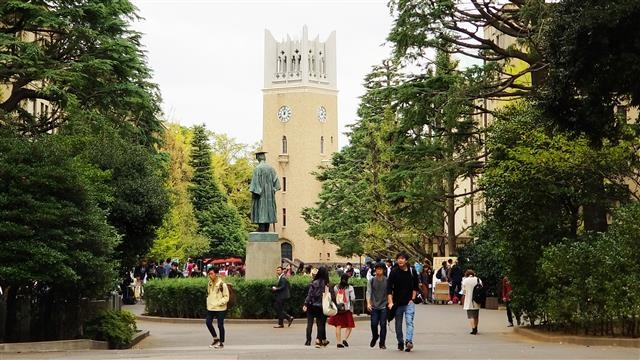 일본의 많은 대학들이 캠퍼스 내 완전금연 여부를 놓고 고민에 빠져 있다. 사진은 와세다대 교정.
