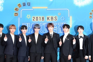 “워너원 수고했어”...워너원 팬들이 멤버들에게 전하는 진심