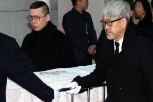 [포토] ‘故전태관 발인’…마지막 배웅하는 김종진·나얼 등 동료 가수들