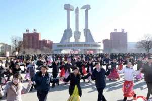 [포토] ‘김정은 추대 7주년’ 광장에 모여 춤추는 북한 학생들