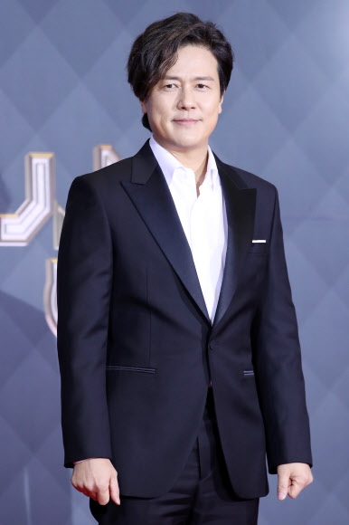 배우 감우성이 31일 오후 서울 마포구 상암동 SBS 프리즘타워에서 열린 ‘2018 SBS 연기대상’ 레드카펫에서 포즈를 취하고 있다. 2018.12.31  연합뉴스