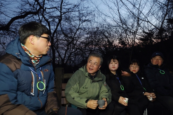 문재인 대통령이 새해 첫 날인 1일 ‘2018년을 빛낸 의인’ 박재홍, 유동운, 박종훈, 안상균씨와 민세은, 황현희 양 등과 함께 남산으로 신년맞이 해맞이 산행을 하다 잠시 얘기를 나누고 있다. 2019.1.1  청와대 제공