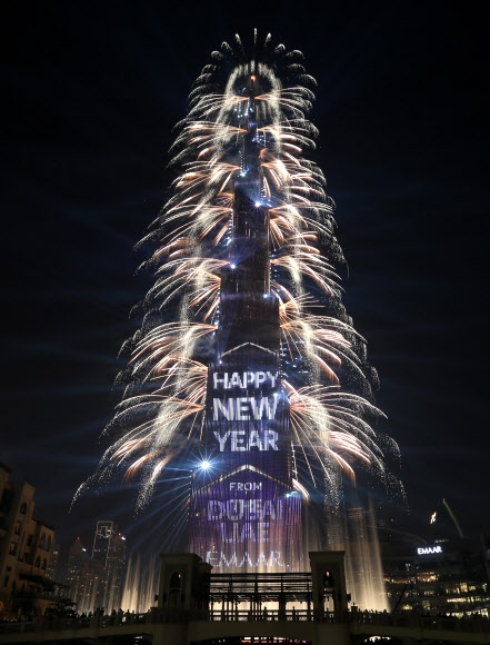 화려한 축제와 행사 속에서 지구촌이 들뜬 2019년을 맞았다. 세계 최고층 빌딩인 두바이 부르즈칼리파에서 새해를 알리는 불꽃놀이가 밤하늘을 밝혔다. 두바이 EPA 연합뉴스