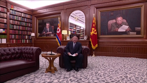 트럼프·시진핑처럼…집무실 소파에 앉아서 신년사 발표