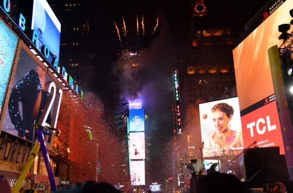 미국 뉴욕 타임 스퀘어 광장 마천루들이 2019년 새해를 맞이하는 순간. 뉴욕 AP 연합뉴스