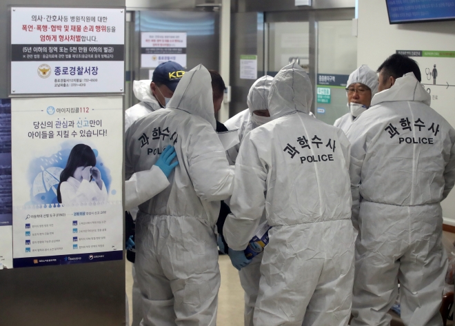 진료 상담을 받던 환자가 의사에게 흉기를 휘둘러 숨지게 한 서울의 한 대형병원에서 31일 경찰 과학수사대 대원들이 현장으로 들어가고 있다. 2018.12.31 연합뉴스