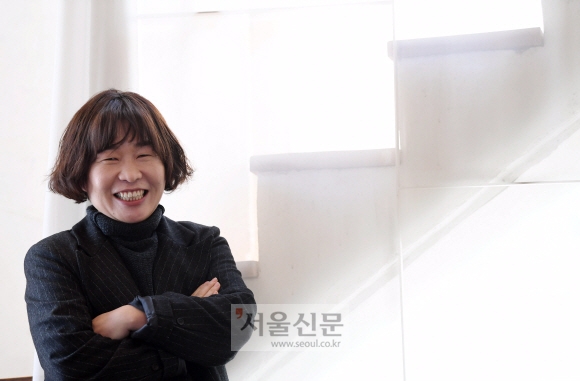 오는 9일 개봉하는 영화 ‘말모이’ 엄유나 감독. 엄 감독은 영화에 관해 “일제강점기에 국어사전을 만들기 위한 이들의 고군분투를 다룬다”면서 “관객들이 영화를 보며 온기를 느끼면 좋겠다”고 말했다.  박윤슬 기자 seul@seoul.co.kr