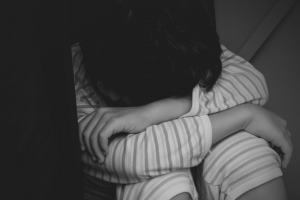 ‘바지에 오줌을 싸?’ 4살 딸 학대하다 숨지게 한 엄마