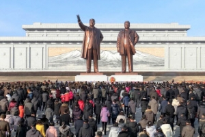 [포토] 북한, 새해맞이 김일성·김정일 동상에 헌화