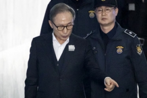 [포토] ‘손가락이 향한 곳은?’…MB, 118일 만에 법정 출석