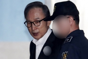 118일만에 법정 나온 MB, 주민번호 질문에 “뒷번호 모르겠다”