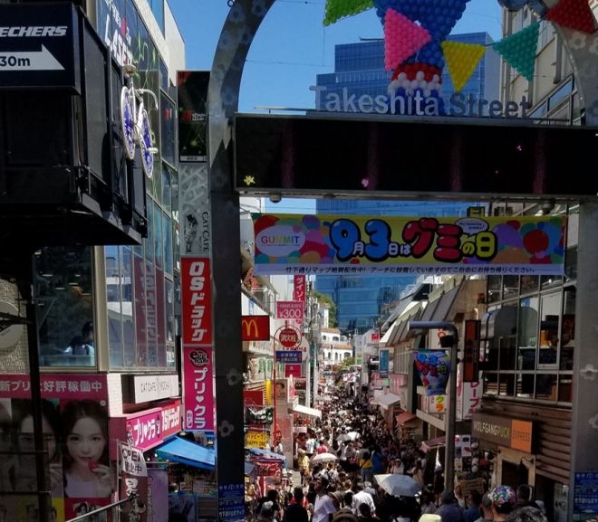 관광객들로 붐비는 일본 도쿄 시부야구 다케시타 거리