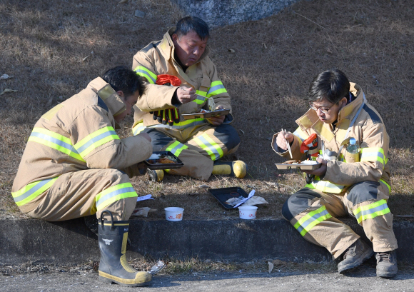 2일 강원도 양양군 서면에서 산불이 발생한 가운데 의용소방대원들이 화재현장 인근에서 잔불을 진압 후 늦은 점심을 먹고 있다. 2018.1.2 <br>박지환 기자 popocar@seoul.co.kr