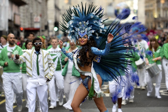 런던 스쿨 삼바 댄서가 1일(현지시간) 영국 런던에서 새해맞이 퍼레이드중 열정적으로 삼바춤을 추고 있다. AP 연합뉴스