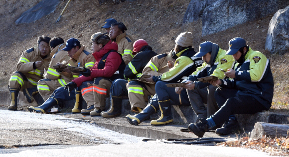 2일 강원도 양양군 서면에서 산불이 발생한 가운데 의용소방대원들이 화재현장 인근에서 잔불을 진압 후 늦은 점심을 먹고 있다. 2018.1.2 <br>박지환 기자 popocar@seoul.co.kr