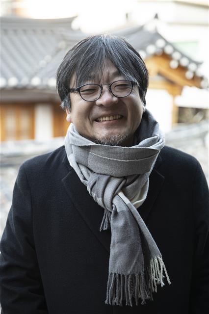 시간 여행을 할 수 있는 능력이 주어지면 어떤 일을 가장 하고 싶냐는 질문에 호소다 마모루 감독은 “개인적인 후회를 청산할 수 있는 시간대로 돌아가고 싶다”고 했다. “부모님이 살아 계셨을 때로 돌아가고 싶습니다. 제가 미처 하지 못한 말을 하고 싶어요. 그래야만 제 인생이 완결될 것 같다는 생각이 듭니다.”  얼리버드픽쳐스 제공