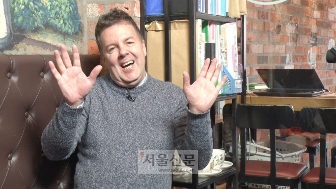지난달 27일 하일(로버트 할리)씨가 그의 단골 카페에서 서울신문과의 인터뷰 중 카메라를 보고 인사하고 있는 모습