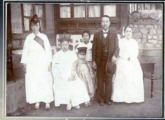 1904년 11월 이승만(오른쪽 두 번째)이 기독교계의 후원을 받아 미국 유학을 떠나기 전 가족과 마지막으로 찍은 사진.  국가기록원 제공