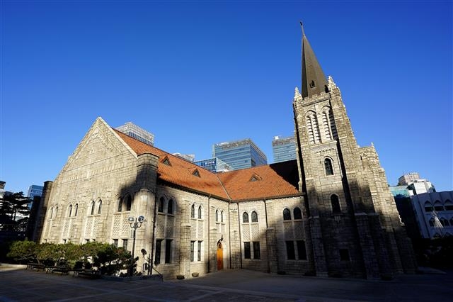 서울미래유산인 장중한 고딕양식의 석조건물인 영락교회.1949년 세워질 당시 베다니교회라는 이름을 가졌다.중앙고등학교를 설계한 박동진의 작품이다.
