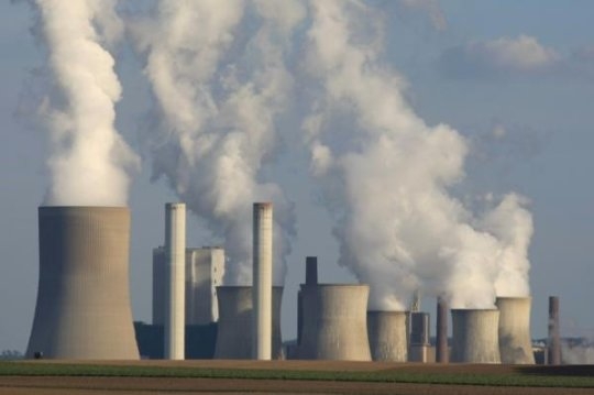 지구온난화 주범 이산화탄소를 청정연료와 석유화학산업 기본물질로 전환시키는 기술을 국내연구진이 개발했다. 사진은 이산화탄소를 배출하는 공장지대 이미지.