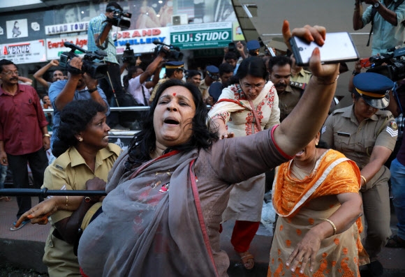 2일(현지) 인도 남부 케랄라주 고치에서 여성의 사원 출입을 금지한 사바리말라 사원 관계자들과 여성 시위대의 충돌이 격화되자 인도 경찰이 개입해 해산시키고 있다.  고치 AFP 연합뉴스  
