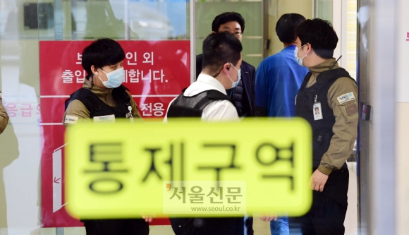 3일 유서를 남겨놓고 잠적한 신재민 전 기재부 사무관이 있는 것으로 알려진 서울의 한 병원 응급실에서 직원들이 가림막을 설치하고 있다. 2019. 1. 3  정연호 기자 tpgod@seoul.co.kr