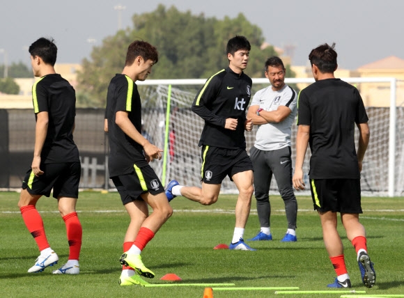 파울루 벤투 감독이 이끄는 축구대표팀 기성용이  2일 오전(현지시간) 아랍에미리트 아부다비 셰이크 자예드 크리켓 스타디움 훈련장에서 회복훈련을 하고 있다. 2019.1.2  연합뉴스