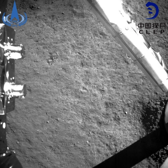 3일(현지시간) 창어 4호가 달 뒷면에 착륙한 뒤 촬영한 사진을 중국 국가항천국이 공개했다. 2019.1.3  AP 연합뉴스