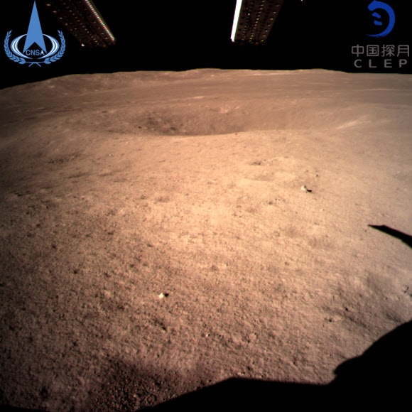 인류 최초로 지구에서 보이지 않는 달의 뒷면에 착륙한 중국의 달 탐사선 ‘창어(嫦娥) 4호’가 3일 보내온 달의 뒷면 사진. 2019.01.03 중국 국가항천국(CNSA) 제공