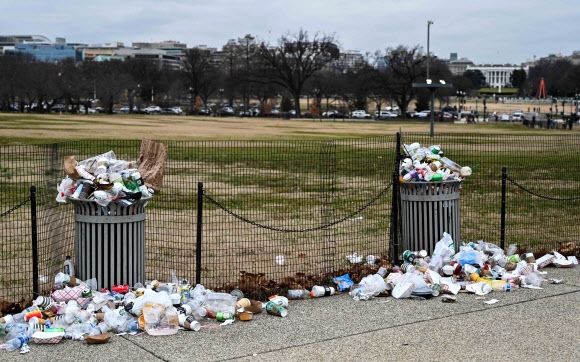 美 연방정부 셧다운 장기화에 넘쳐나는 쓰레기