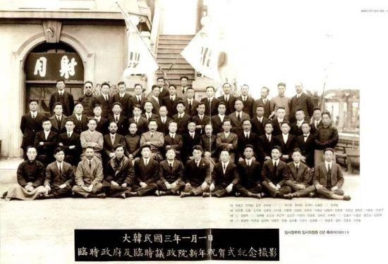 1921년 1월 1일 김구와 안창호, 이승만 등 대한민국 임시정부 요인 59명이 상하이 융안백화점 내 호텔 대동여사에서 신년 축하식을 가진 뒤 촬영한 사진. 상하이총영사관 제공