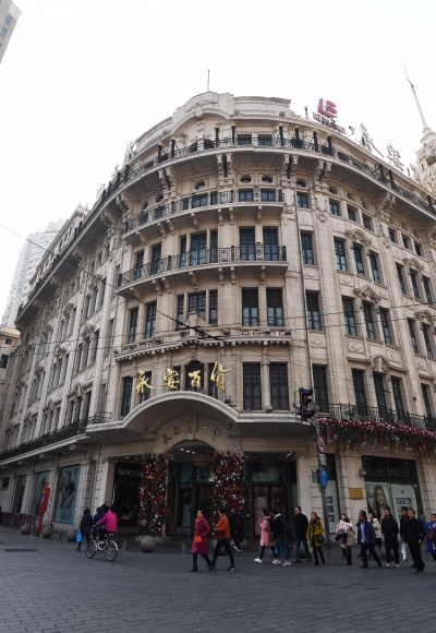 중국 상하이 번화가인 난징둥루에 있는 융안백화점. 도산 안창호는 상하이 임정 시절 이 건물 내 호텔 대동여사를 애용했던 것으로 알려졌다.  상하이 안주영 기자 jya@seoul.co.kr