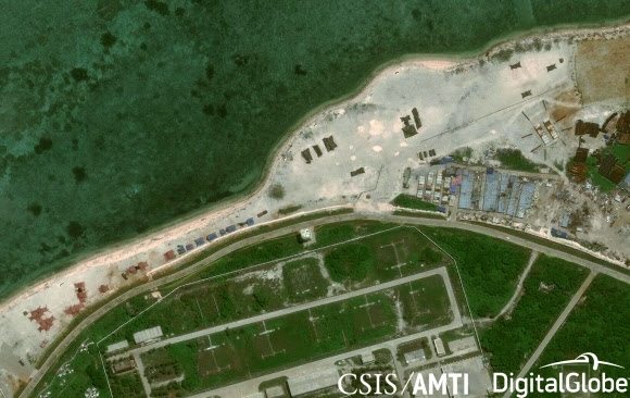 중국과 베트남이 영유권 분쟁 중인 남중국해 파라셀군도 우디섬. 미국 전략국제문제연구소(CSIS)의 ‘아시아 해양 투명성 이니셔티브’(AMTI)가 인공위성을 통해 찍은 파라셀군도 우디섬의 해안가를 따라 건설된 중국군의 새로운 군사시설 사진을 분석해 지난해 5월 12일 공개했다.   로이터 연합뉴스