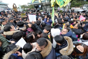 “영리병원 철회하라” 제주도청 진입 시도