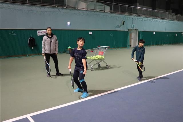 국가대표 출신 유경숙 감독이 남원 거점 스포츠클럽 선수반 학생들의 테니스 자세를 교정해 주고 있다.